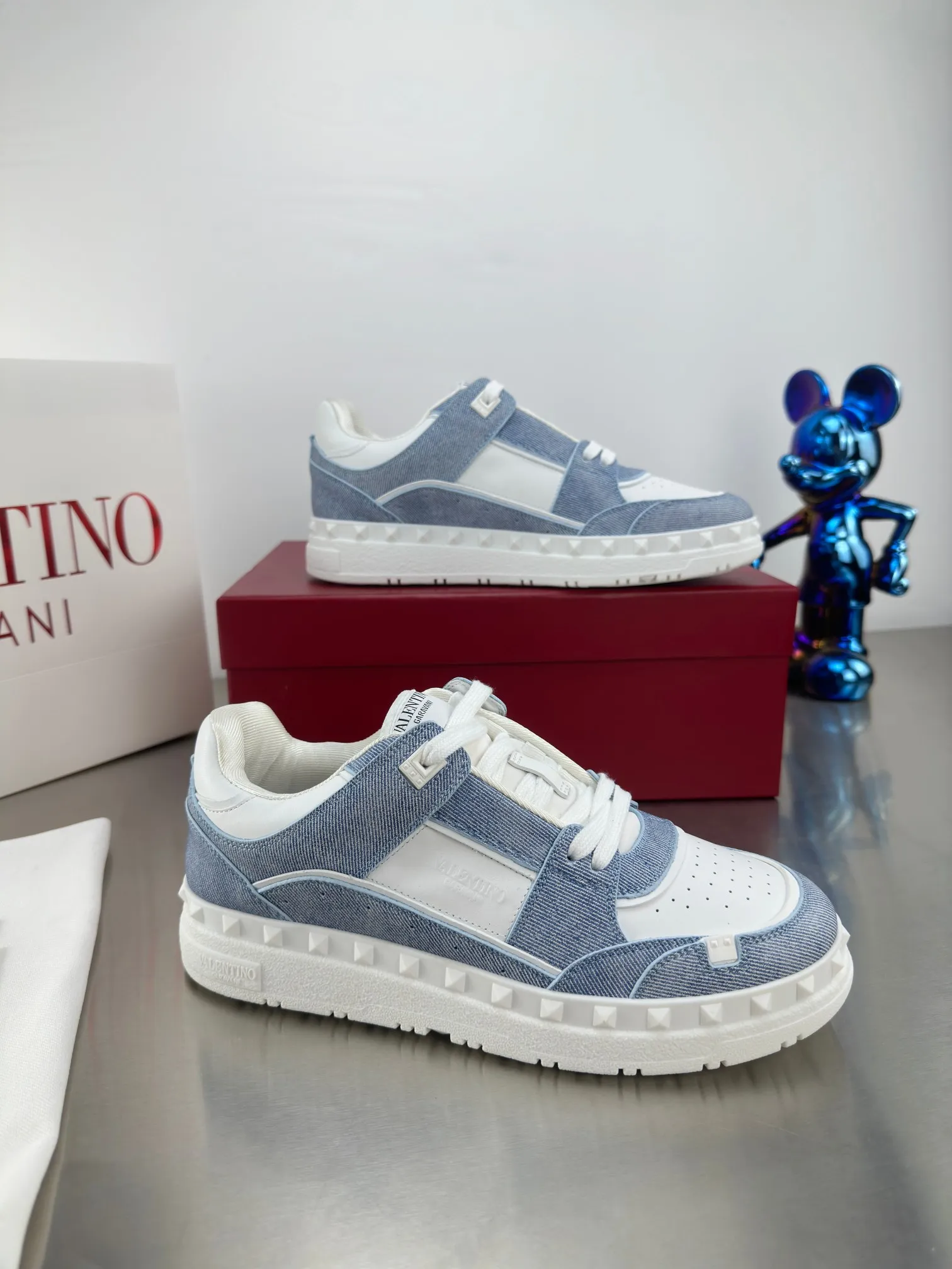 👟👟Ex-factory price 640👟👟 🔺Valentino🔺 Valentino VT 2024 early spring white shoes casual shoes! Top version!  Original 1:1 mold opening! Lasting + oil edge craftsmanship, classic splicing, fashionable and versatile, 🎁Full set of packaging at the same time at the counter. Fabric: Customized cowhide. Lining: Original breathable mesh. Outsole: Original TPU material outsole. Non-slip and wear-resistant. Size: Female 35-40! Male 39～45